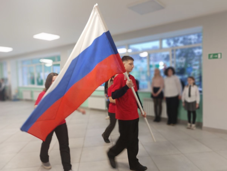 Стала доброй традицией в нашей школе торжественная линейка, посвященная выносу Государственного Флага Российской Федерации, которая проходит каждый понедельник вначале первого урока..